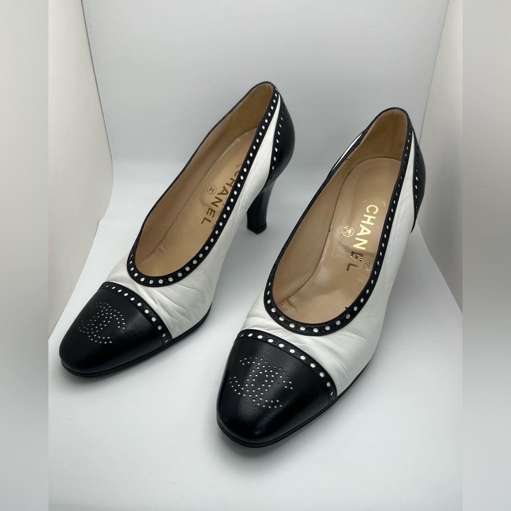 Vintage CHANEL Spectator Pumps / Heels Women’s 7.5 - Picture 2 of 14